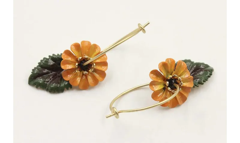 Pendientes aro oro mate con flor esmalte roja y ve