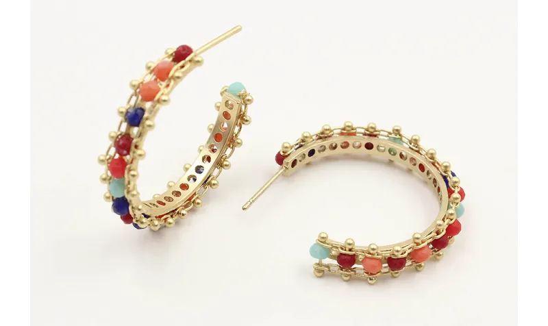 Pendientes aro cosida cadena de bolas de colores.
