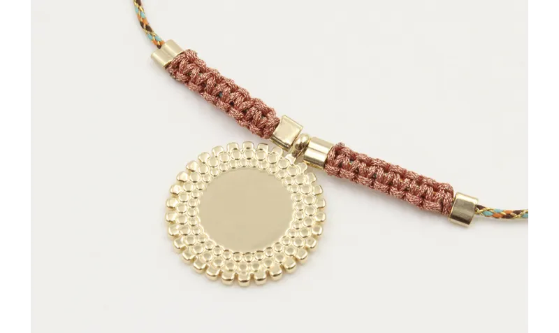 Pulsera hilo macrame rosa,azul y oro con nudo macr