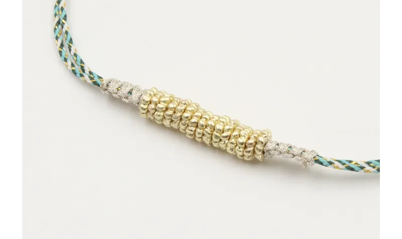 Pulsera macrame azul,gris y oro con nudo macrame p