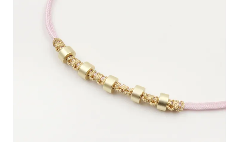 Pulsera hilo macrame lila y nudo microdriza dorado