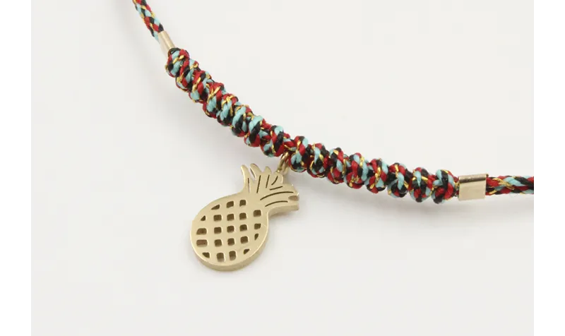 Pulsera hilo macrame azul,rojo y oro con nudo macr