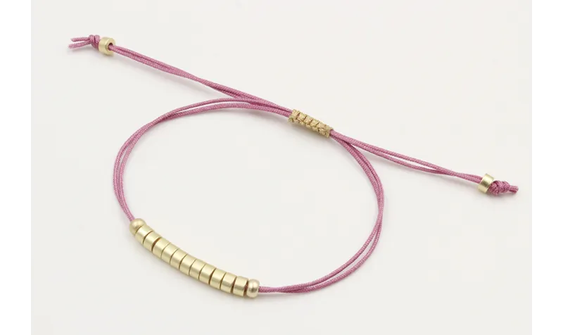 Pulsera hilo macrame malva con nudo dorado y pieza