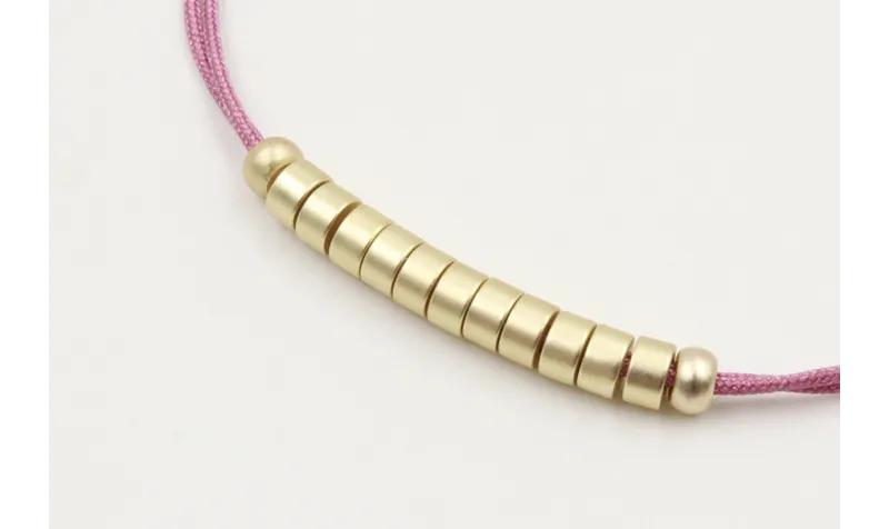Pulsera hilo macrame malva con nudo dorado y pieza