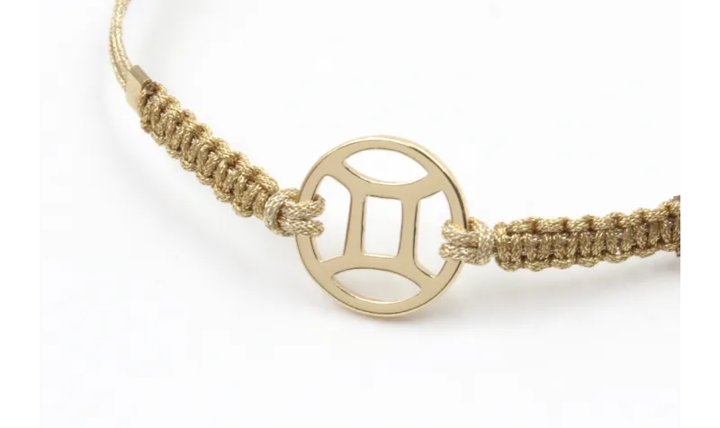 Pulsera hilo macrame oro palido con nudo dorado di