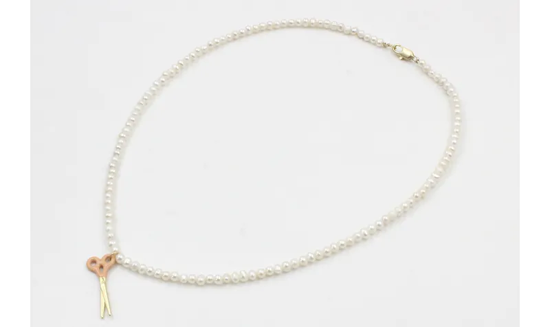 Collar con perlas y colgante tijera esmaltada rosa