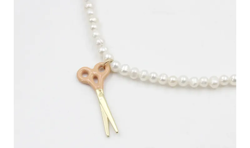 Collar con perlas y colgante tijera esmaltada rosa