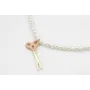 Collar con perlas y colgante tijera esmaltada rosa