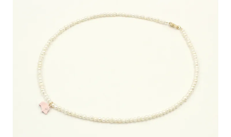 Collar con perlas y colgante cerdito esmaltado ros