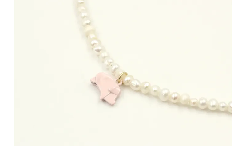 Collar con perlas y colgante cerdito esmaltado ros