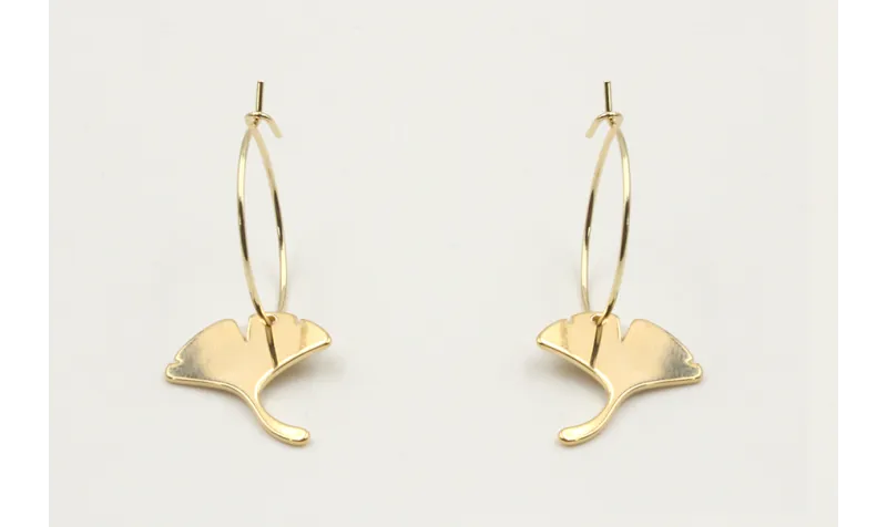 Pendientes aro dorado con gingko dorado. Largo 3,5