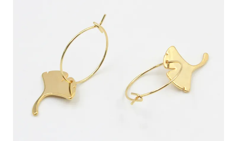 Pendientes aro dorado con gingko dorado. Largo 3,5