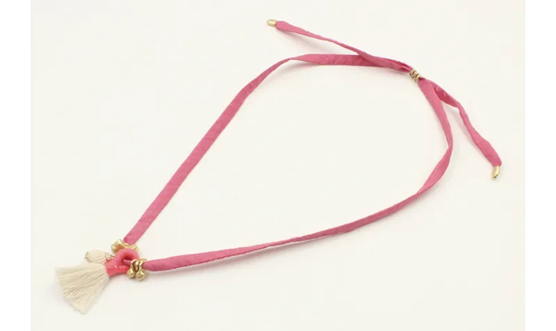 Collar seda color rosa fuerte con colgante caracol