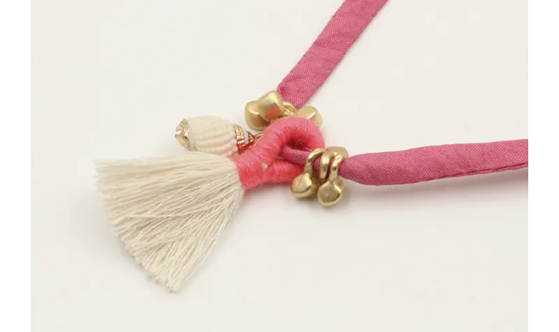 Collar seda color rosa fuerte con colgante caracol