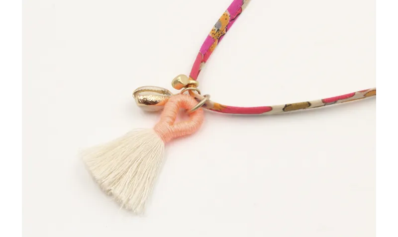 Collar lazo liberty flores coral,grises con colgan