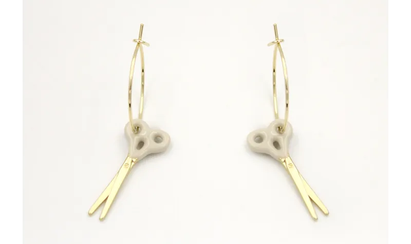Pendientes de aro dorado con tijeras esmaltadas vi