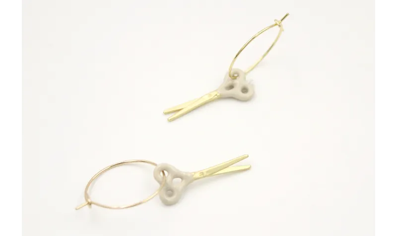 Pendientes de aro dorado con tijeras esmaltadas vi