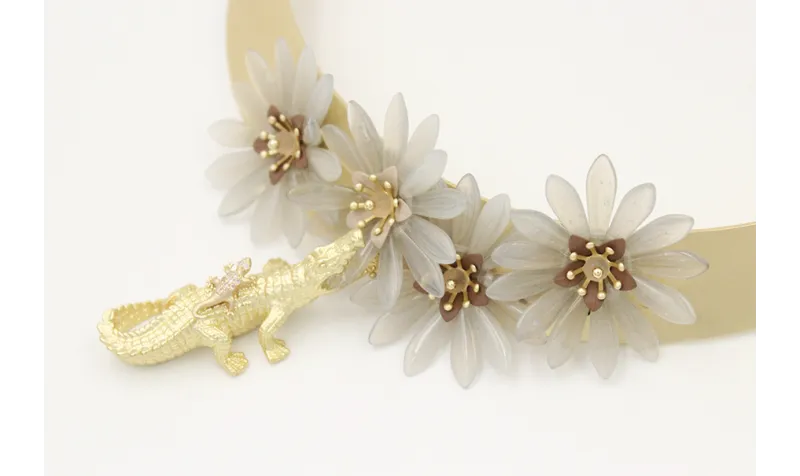 Collar rigido con flores de dagas grises,casquilla