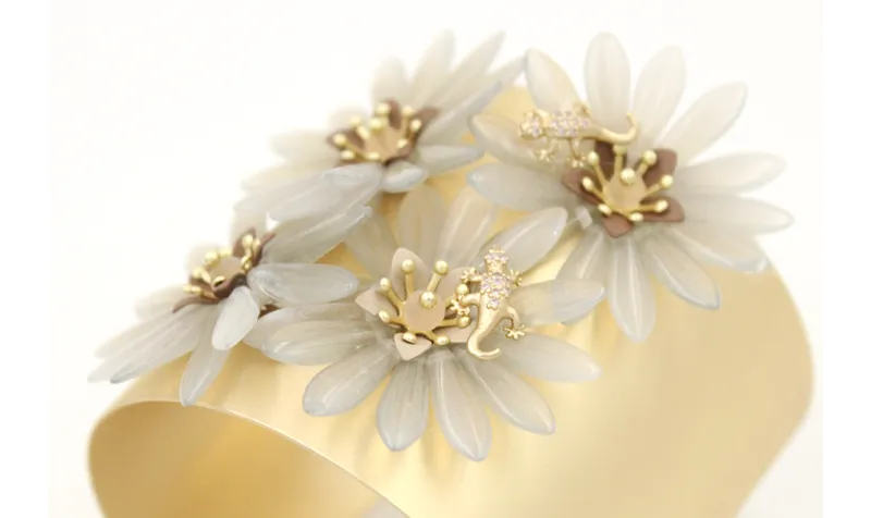 Pulsera rigida con flores de dagas grises,casquill