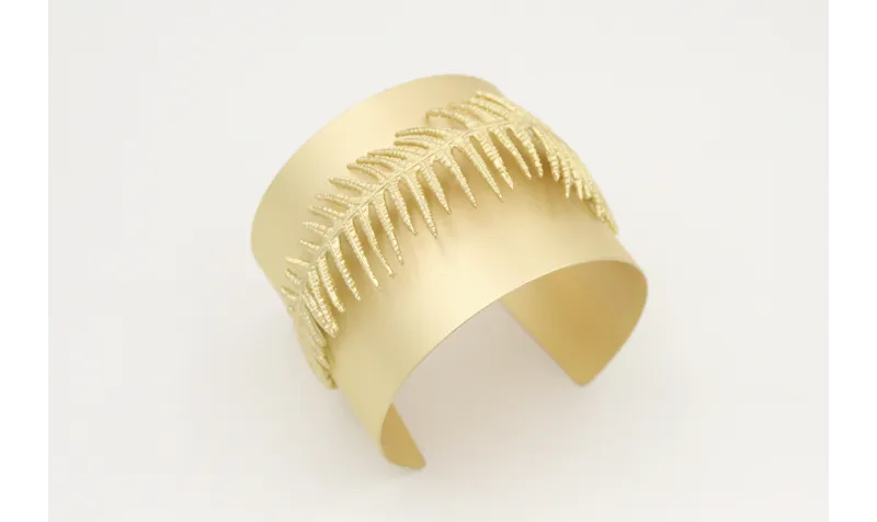 Pulsera rigida con rama helecho oro mate.
