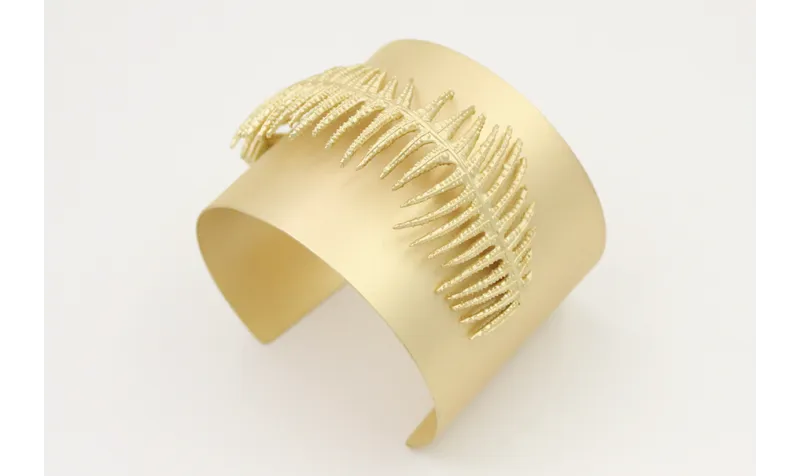 Pulsera rigida con rama helecho oro mate.
