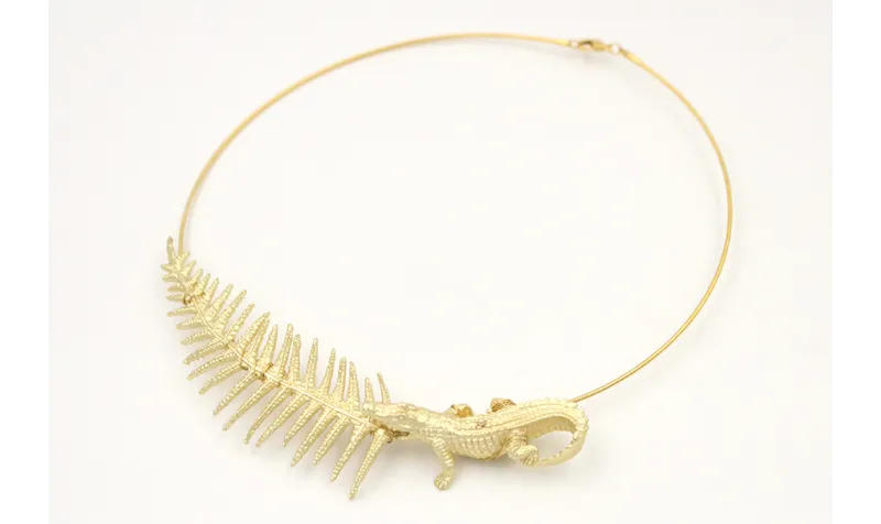 Collar rigido con rama de helecho  y cocodrilo tod