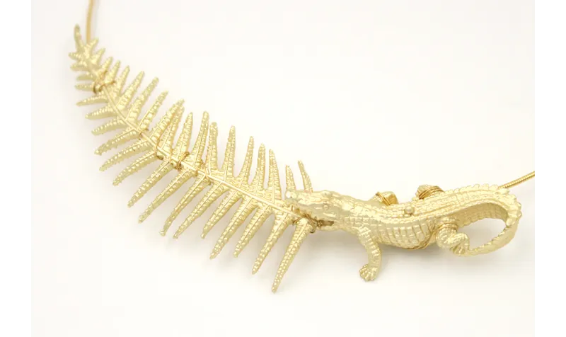 Collar rigido con rama de helecho  y cocodrilo tod