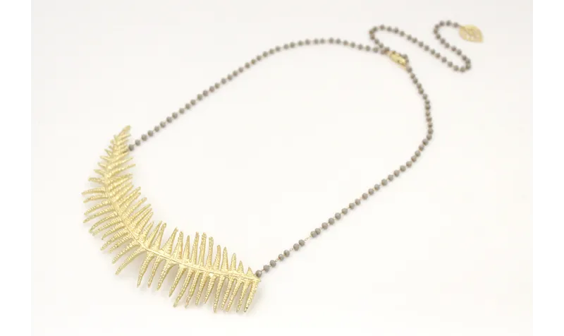 Collar cadena de facetadas grises con rama helecho