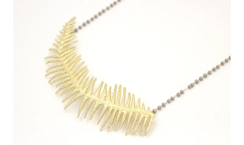 Collar cadena de facetadas grises con rama helecho