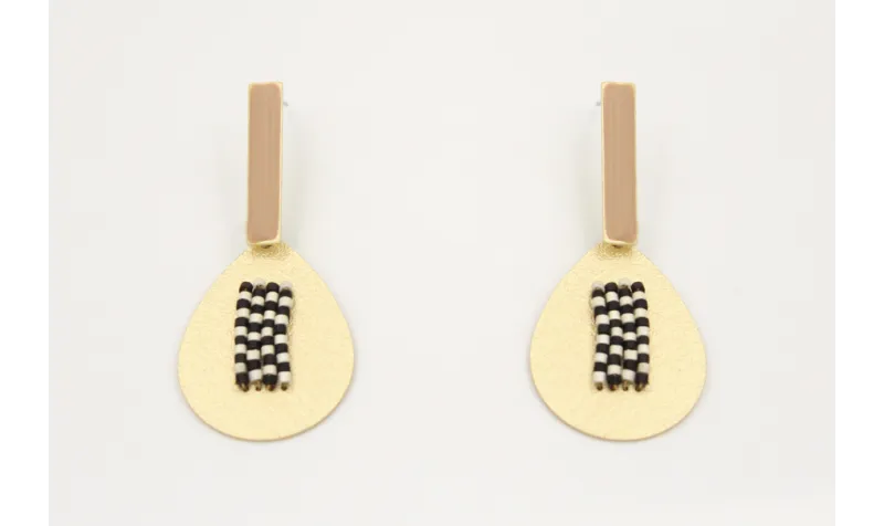 Pendientes perno listón esmaltado arena con colgan