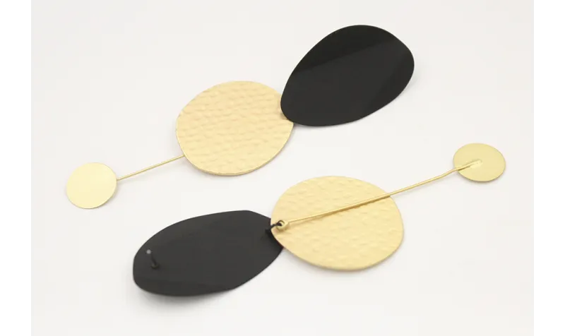 Pendientes perno ovalo doblado esmaltado negro con
