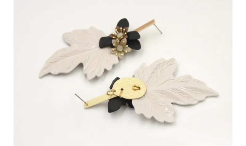 Pendientes perno listón esmaltado arena con colgan