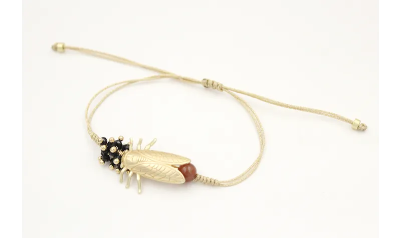Pulsera nudo corredizo con cigarra oro mate,burruñ