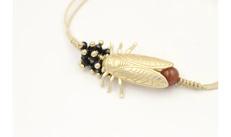 Pulsera nudo corredizo con cigarra oro mate,burruñ