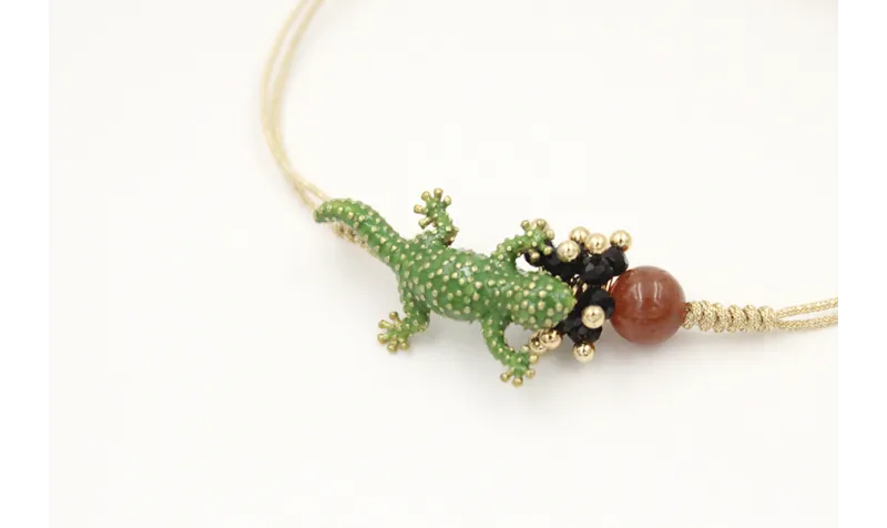 Pulsera nudo corredizo con lagarto esmaltado verde