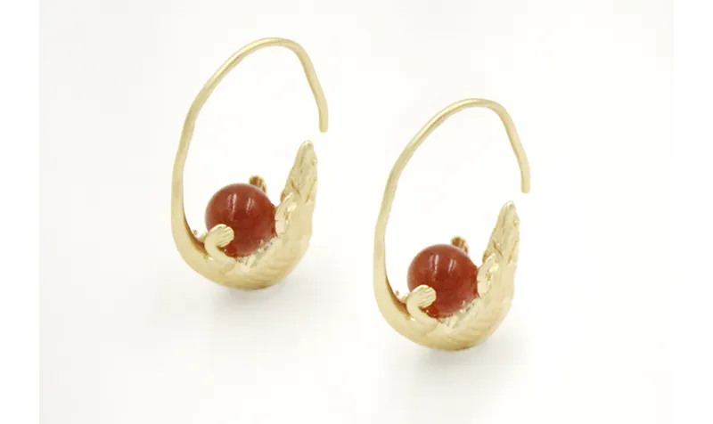 Pendientes gancho de lagarto oro mate con bola. La