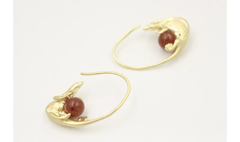 Pendientes gancho de lagarto oro mate con bola. La
