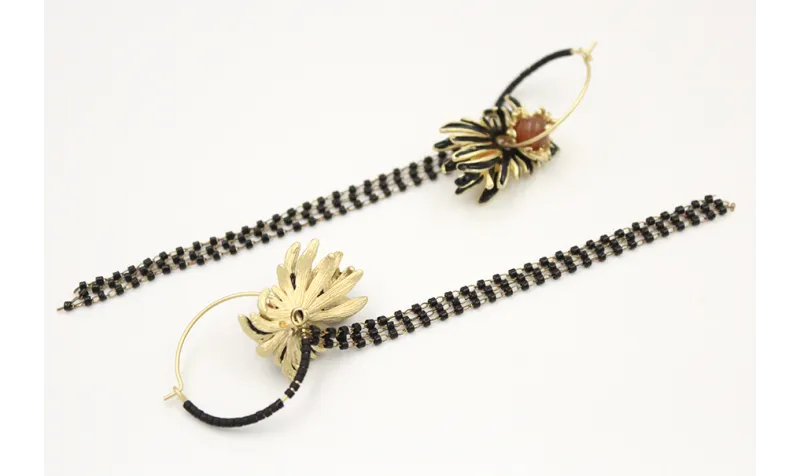 Pendientes aro oro mate con miyuki negro, nenufar 