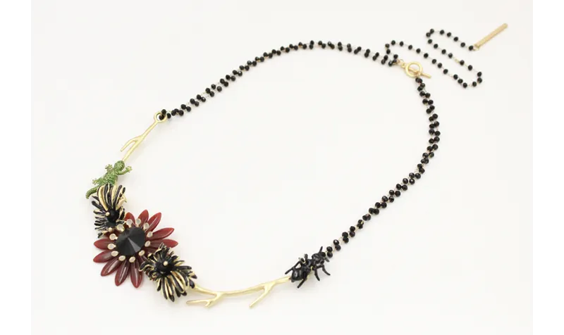 Collar cadena facetadas negras con rama oro mate c