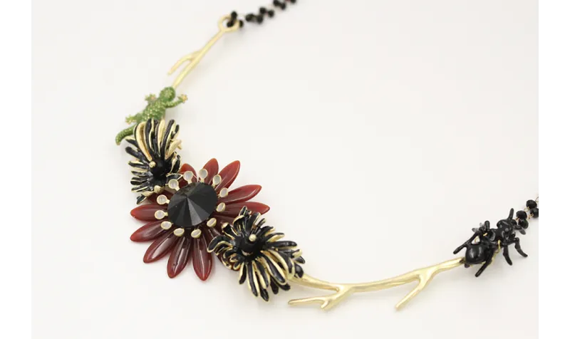 Collar cadena facetadas negras con rama oro mate c