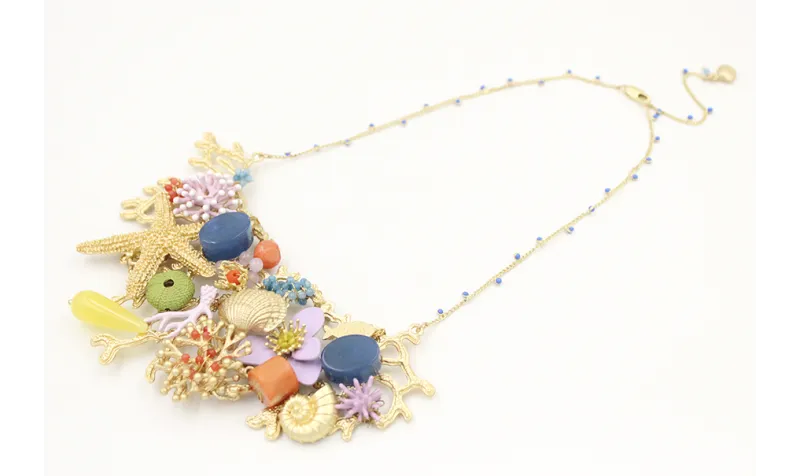 Collar babero coral oro mate con piezas en tonos l