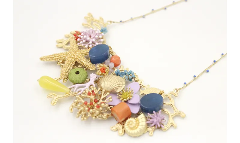 Collar babero coral oro mate con piezas en tonos l
