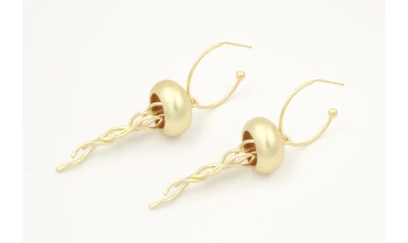 Pendientes aro con bolita oro mate y medusas colga
