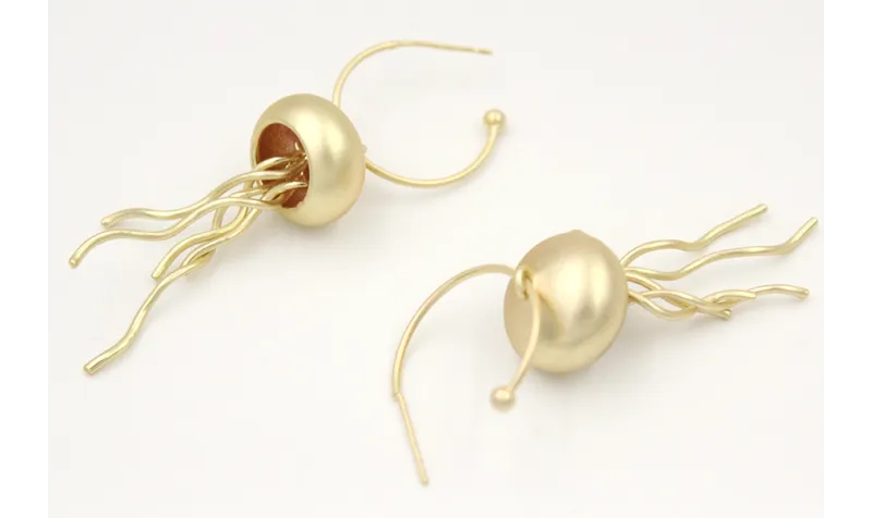Pendientes aro con bolita oro mate y medusas colga