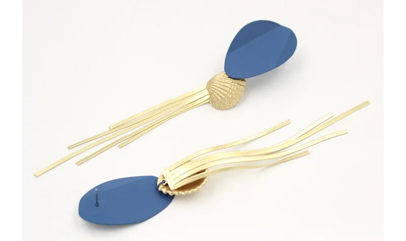 Pendientes Perno doblado azul con colgante de alme