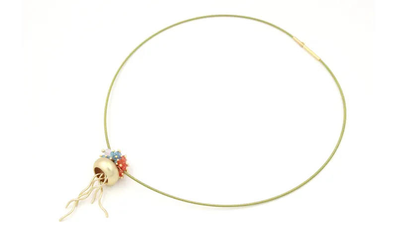 Collar espiral de acero en verde con colgante de m