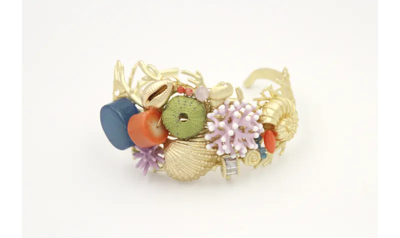 Brazalete coral oro mate con piezas en tonos lilas