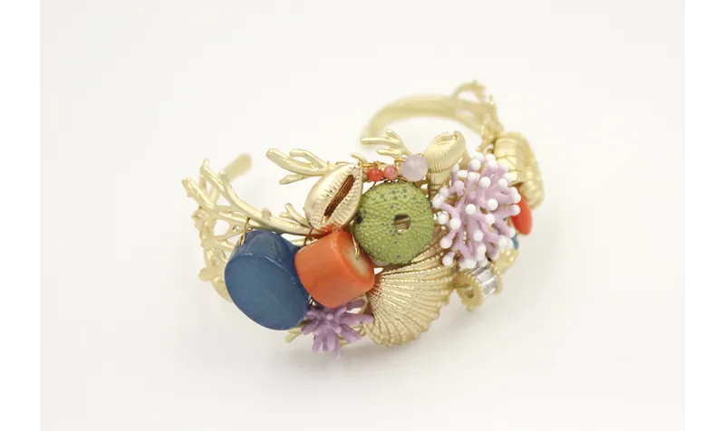 Brazalete coral oro mate con piezas en tonos lilas