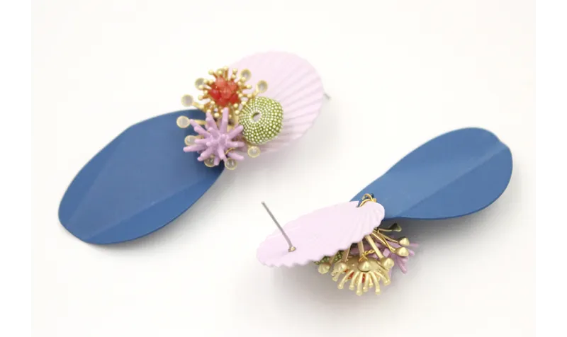 Pendientes perno ondulado lila con colgante azul y