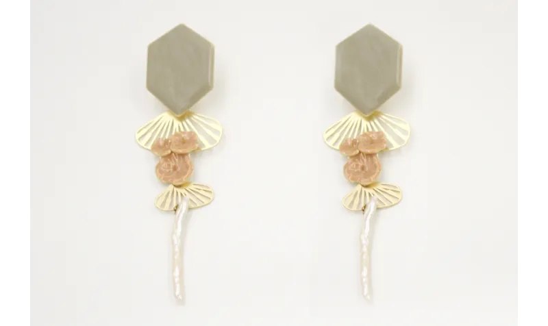 Pendientes perno hexagono visón con colgante alas 